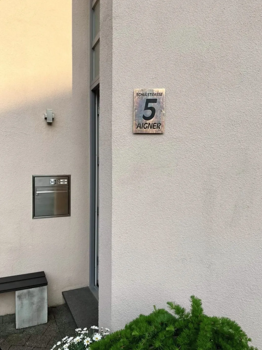 Hausnummer patiniert